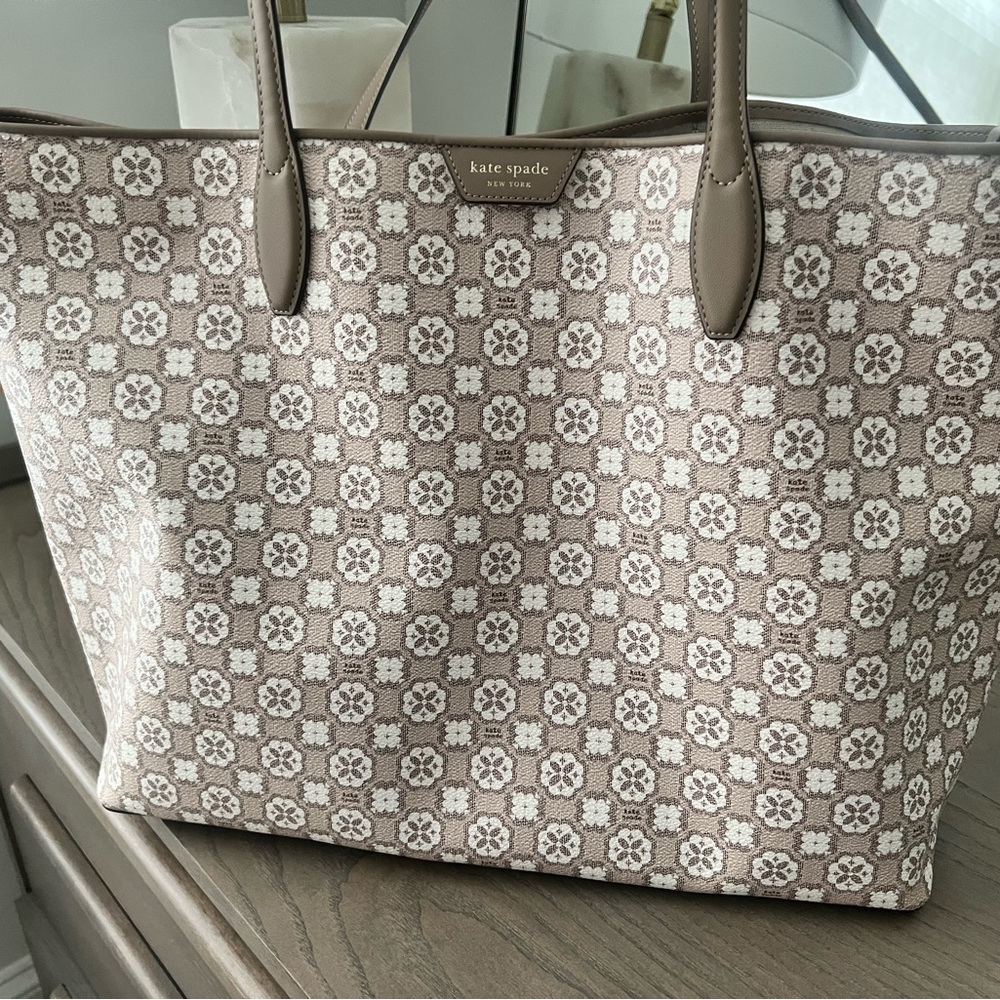 NWT Kate Spade Monogram Large Tote Flower Natural Mu